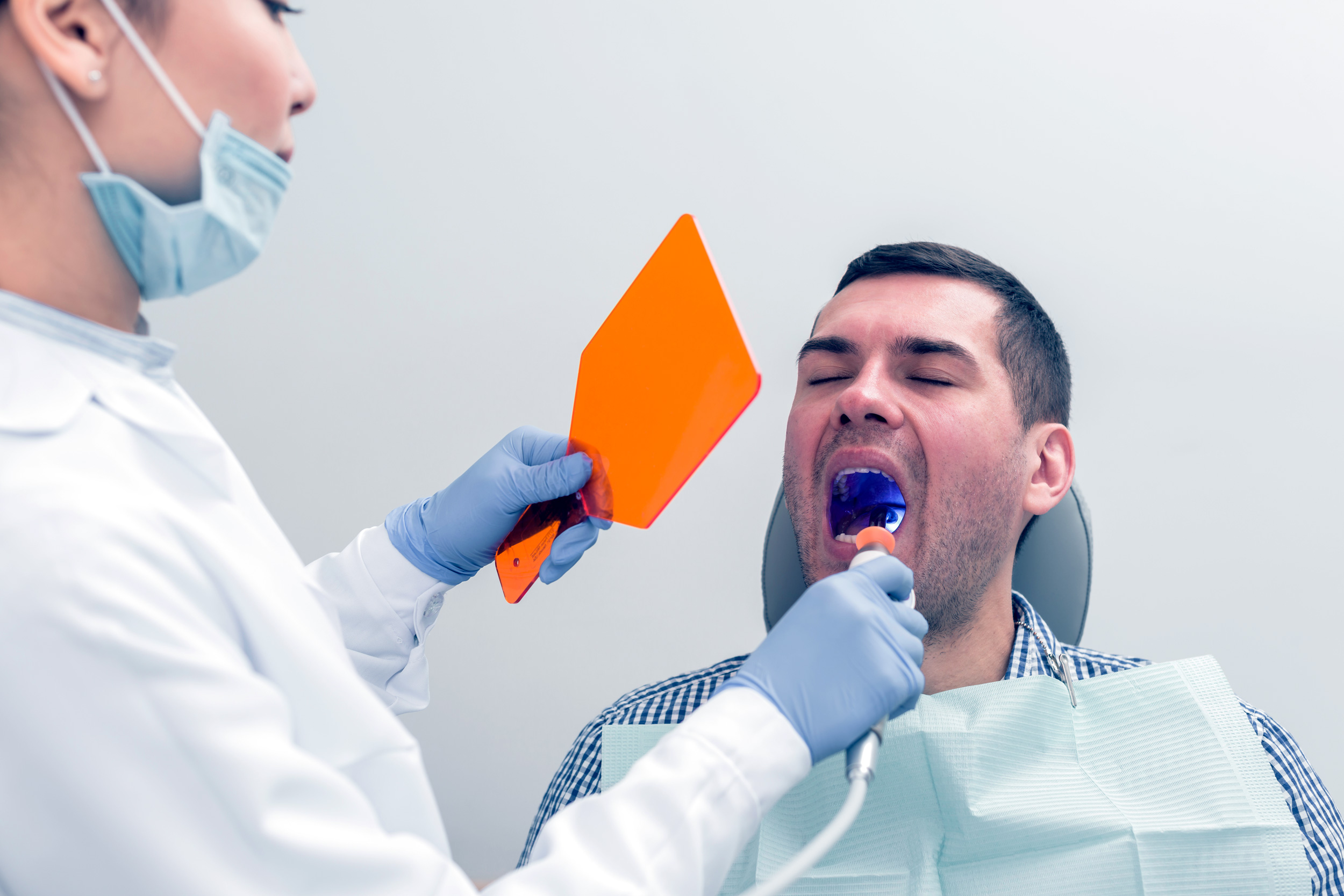 پلاک دندان چیست و چگونه باید آن را کنترل کرد