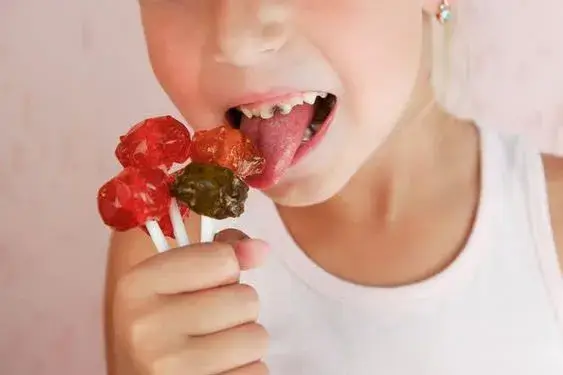 ۱۰ اشتباه رایج که باعث پوسیدگی دندان می‌شود + راه‌حل‌های فوری