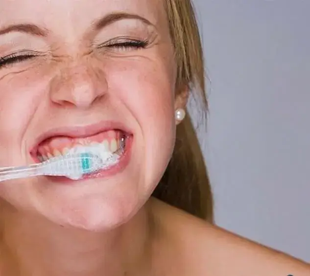چرا دهانم بو می‌دهد؟ راهکارهای فوری برای رفع بوی بد دهان
