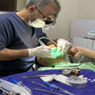 دندانپزشک متخصص در حال درمان ریشه دندان