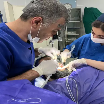 اتاق جراحی دندانپزشکی مدرن با نور آبی و تیم بیهوشی